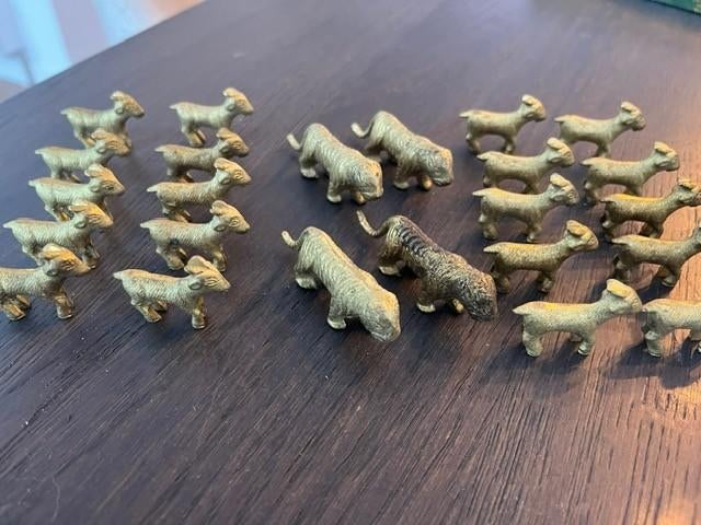 Goudkleurige miniatuur schapen en leeuwen, Ophalen of Verzenden