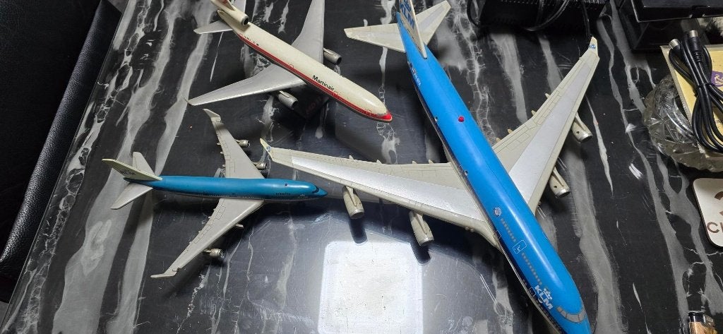 2 KLM Vliegtuigen Boeing 747 en Fokker 100 en 1 martinair, Gebruikt, Groter dan 1:72, Vliegtuig, Ophalen