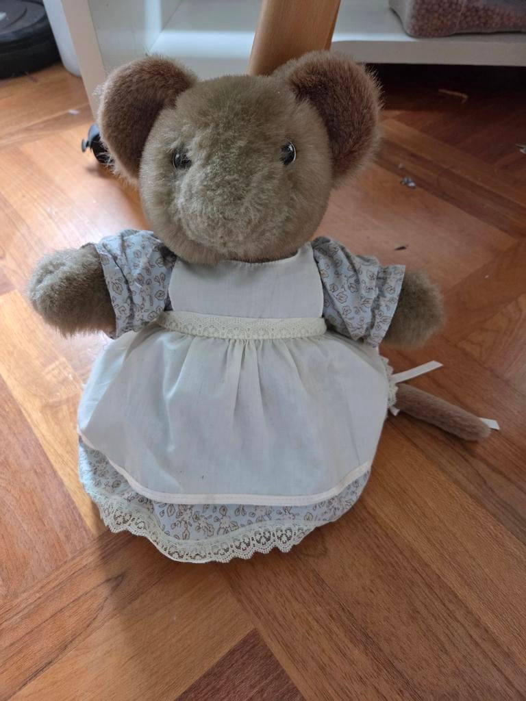 Schattige knuffelmuis Vera de met jurkje - Zo goed als nieuw, Kinderen en Baby's, Speelgoed | Knuffels en Pluche, Ophalen, Muis
