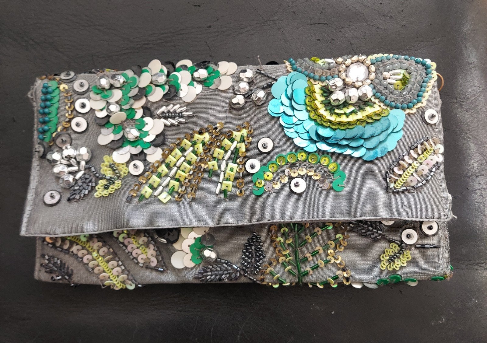 NIEUW  SATIJNEN AVONDTASJE MET PAILLETTEN, Sieraden, Tassen en Uiterlijk, Tassen | Damestassen, Ophalen of Verzenden, Nieuw, Groen