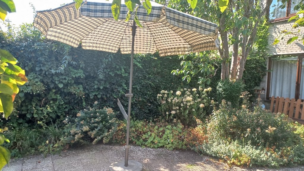 Parasol merk Kettler (antraciet/wit geruit) met voet, Tuin en Terras, Parasols, Ophalen, Verstelbaar, Gebruikt, 2 tot 3 meter