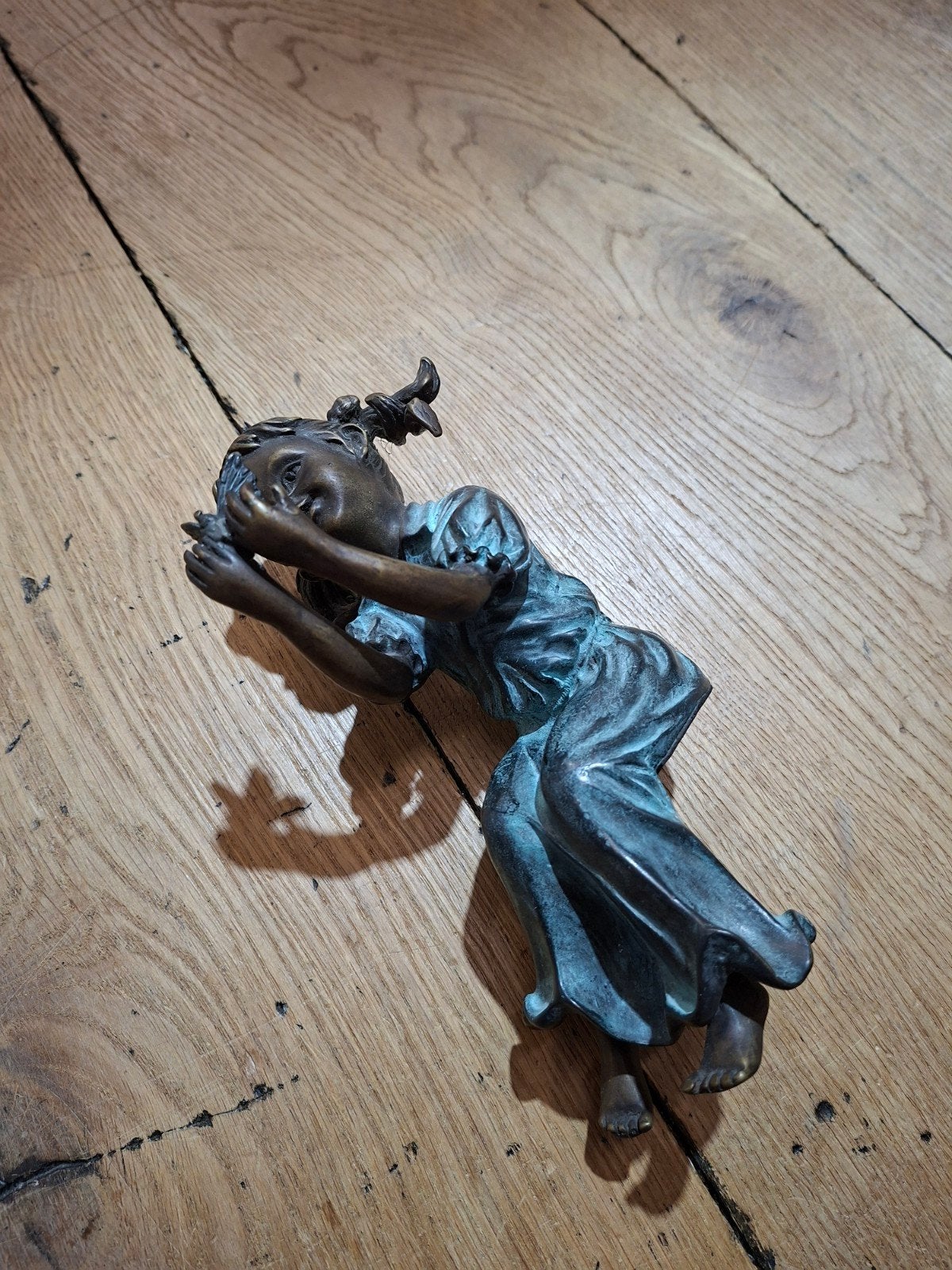 Bronzen beeldje van een meisje, Minder dan 20 cm, Ophalen of Verzenden, Beeld, Bruin