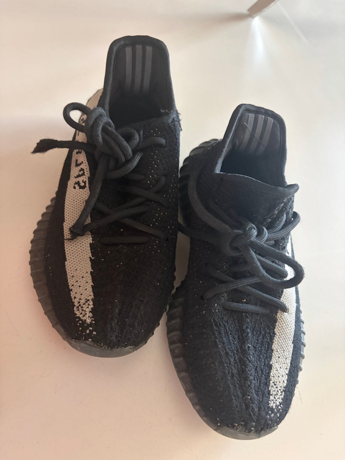 Yeezy schoenen maat 35 - Zwart met witte streep, Kleding | Heren, Schoenen, Ophalen of Verzenden, Gedragen, Zwart, Sneakers of Gympen