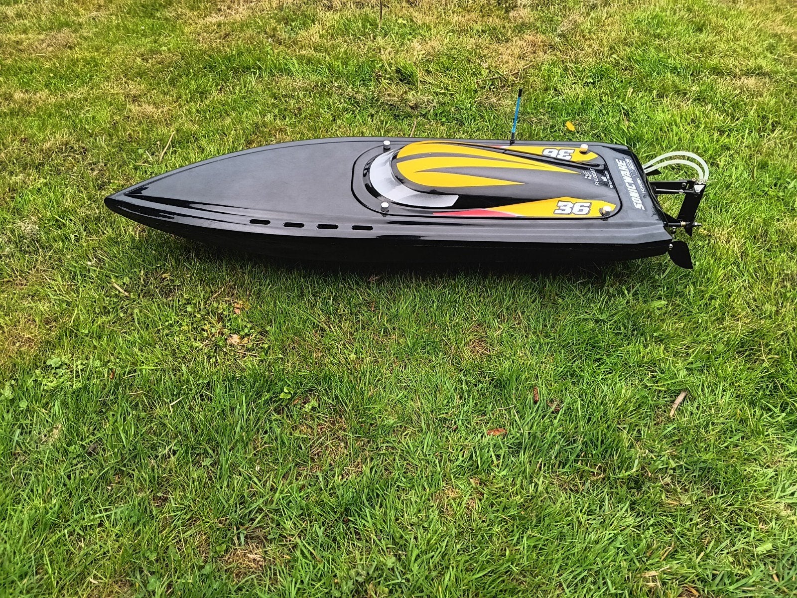 Als nieuw Sonicwake V2 powerboat, Self-Righting, rc varend, Ophalen of Verzenden, Zo goed als nieuw