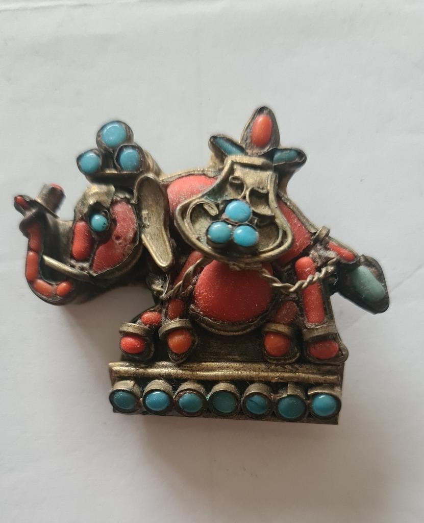 Antiek broche met bloedkoraal uit India., Ophalen of Verzenden, Zo goed als nieuw, Rood, Overige materialen