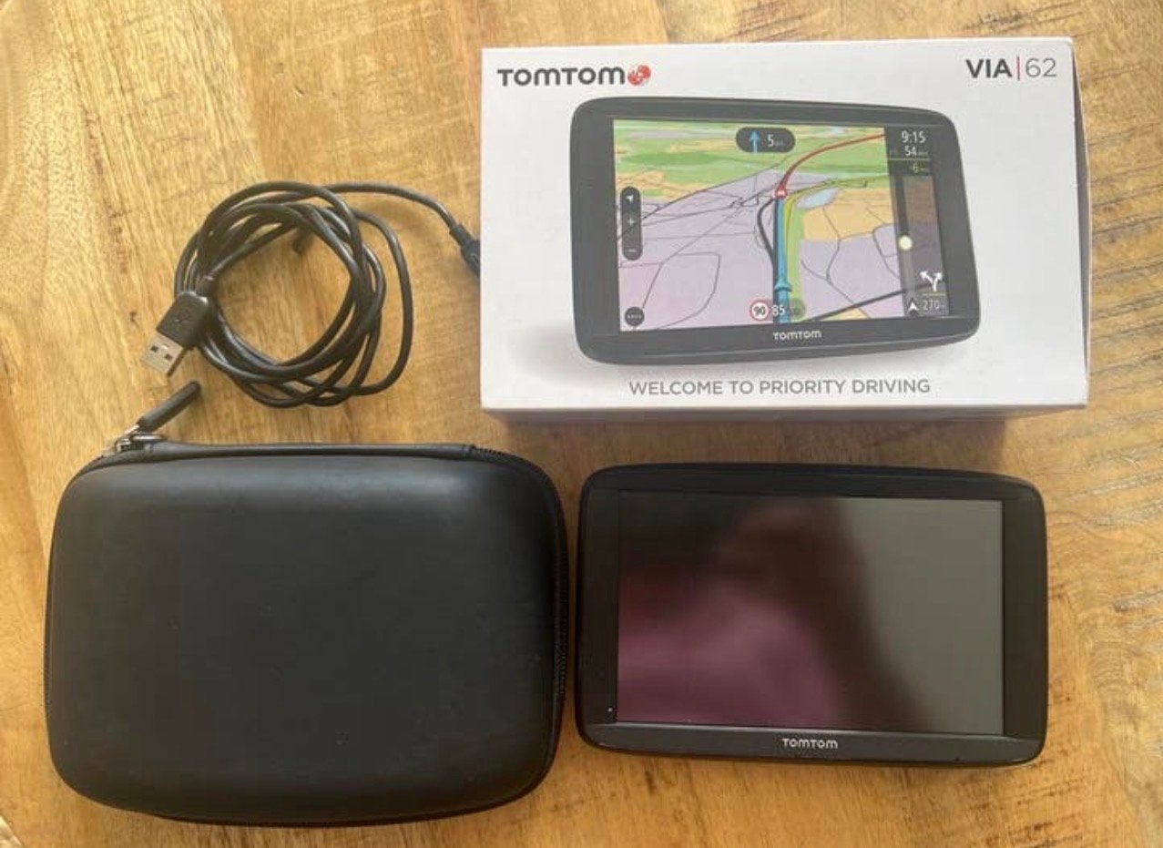 TomTom VIA 62 navigatiesysteem met hoesje en kabel, Ophalen of Verzenden, Gebruikt