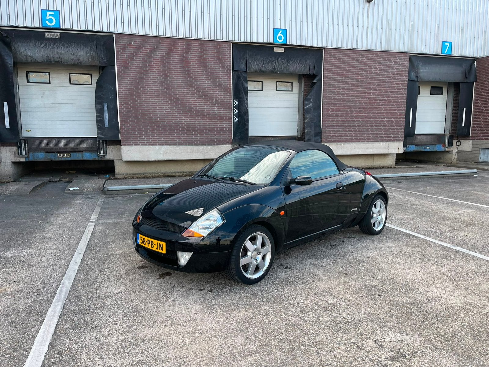 Ford Ka 1.6 Streetka 2004 Zwart, 40 €/maand, 1599 cc, Zwart, Origineel Nederlands