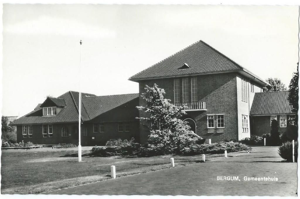 Ansichtkaart BERGUM  Gemeentehuis, Verzenden, 1960 tot 1980, Ongelopen, Friesland