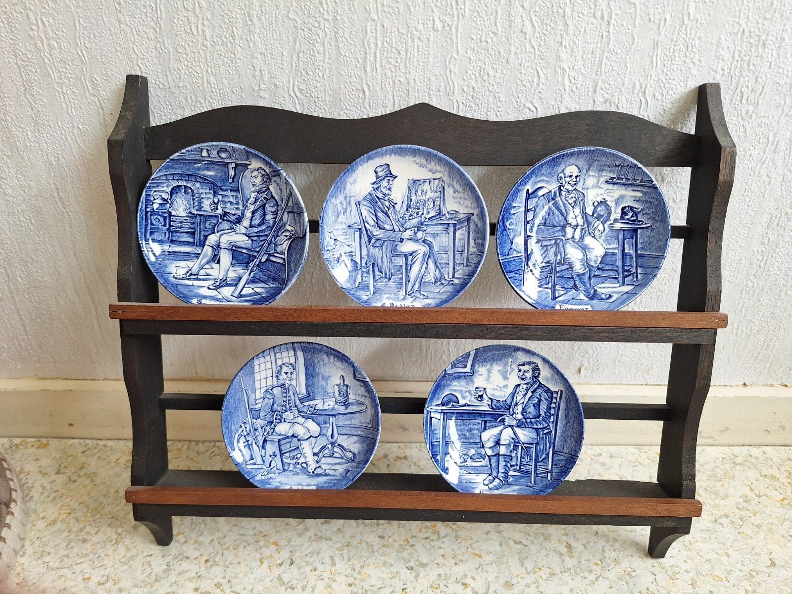 Te koop: rekje met bordjes Enoch Wedgwood, Ophalen