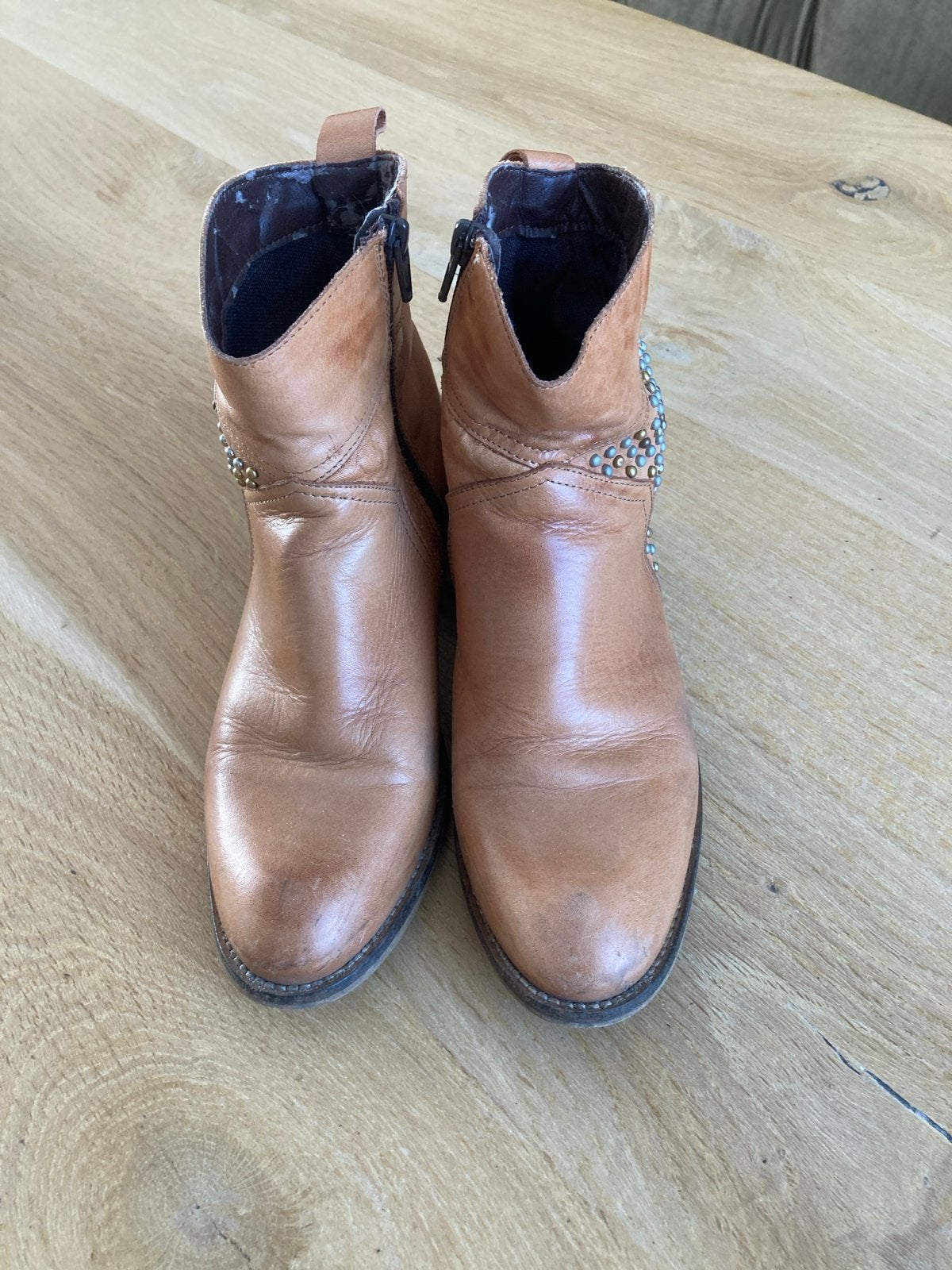 Bruine leren enkellaarzen met studs - Maat 39, Ophalen of Verzenden, Gedragen, Bruin, Lage of Enkellaarzen