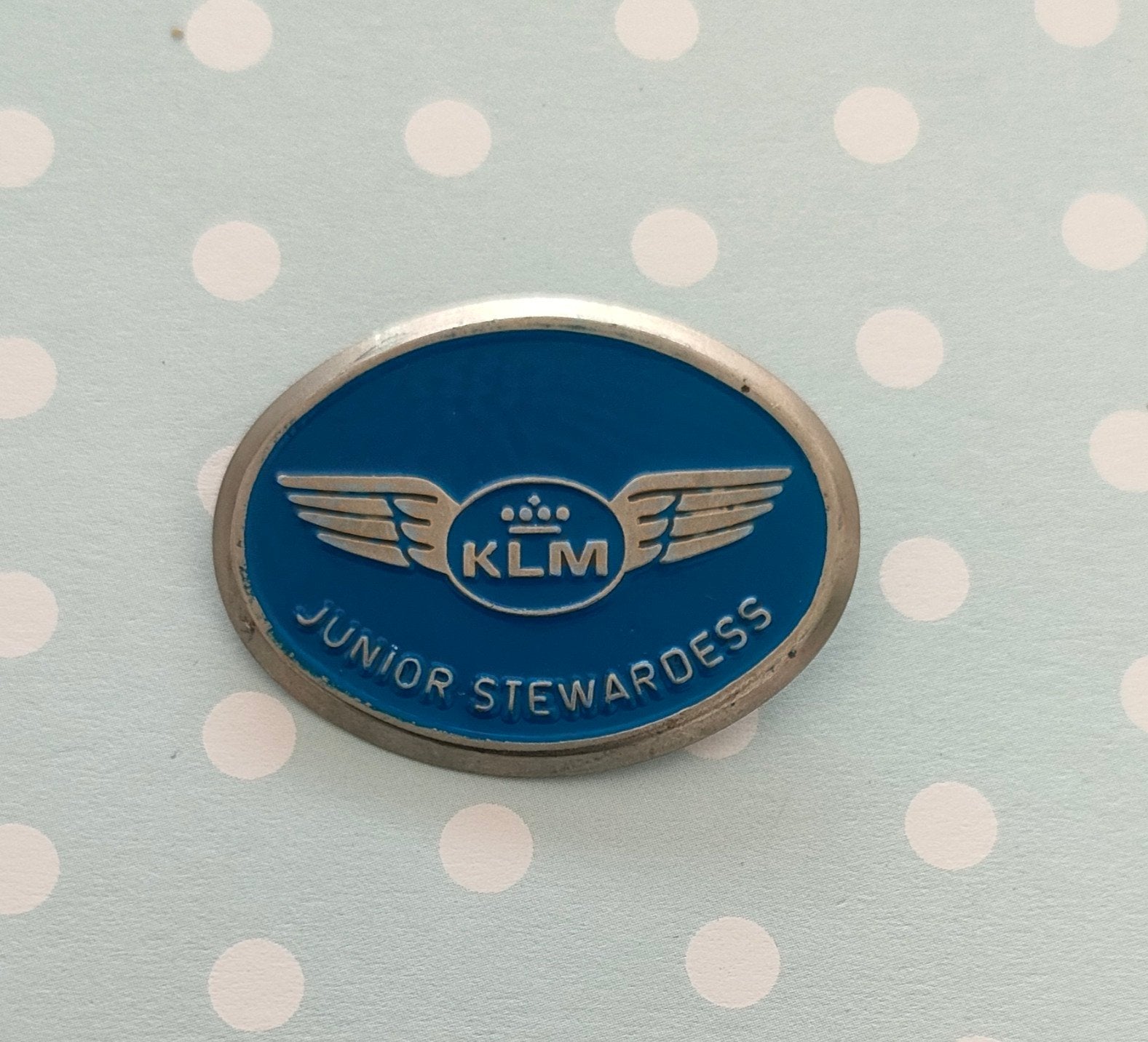 Vintage jaren '80 KLM junior stewardess emaille pin, Ophalen of Verzenden, Gebruikt, Patch, Badge of Embleem