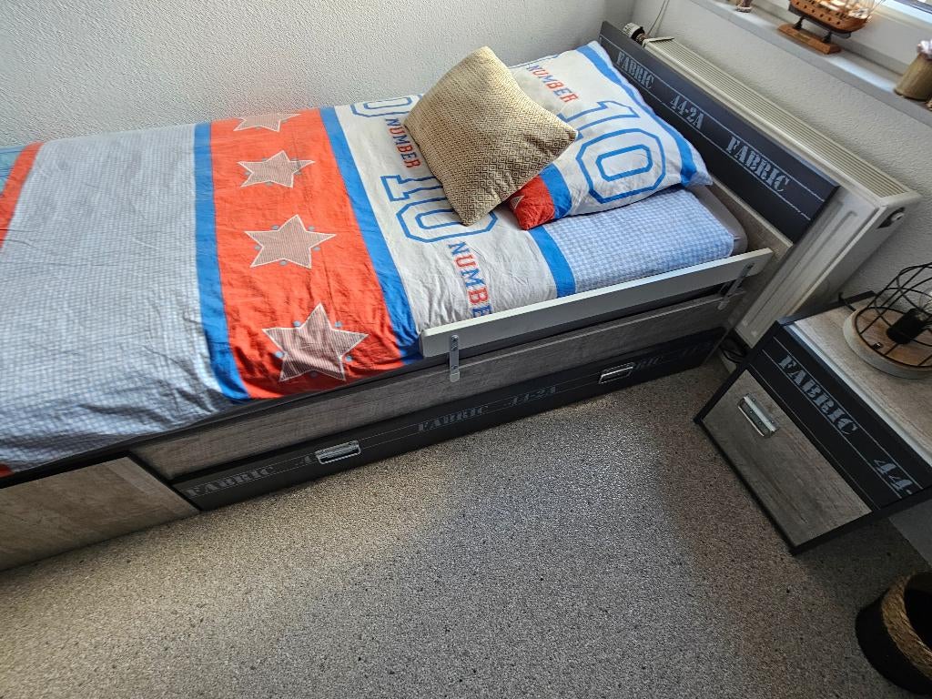 Kinderslaapkamer bed, kast , nachtkast en accesoires, Ophalen, Gebruikt, Jongetje