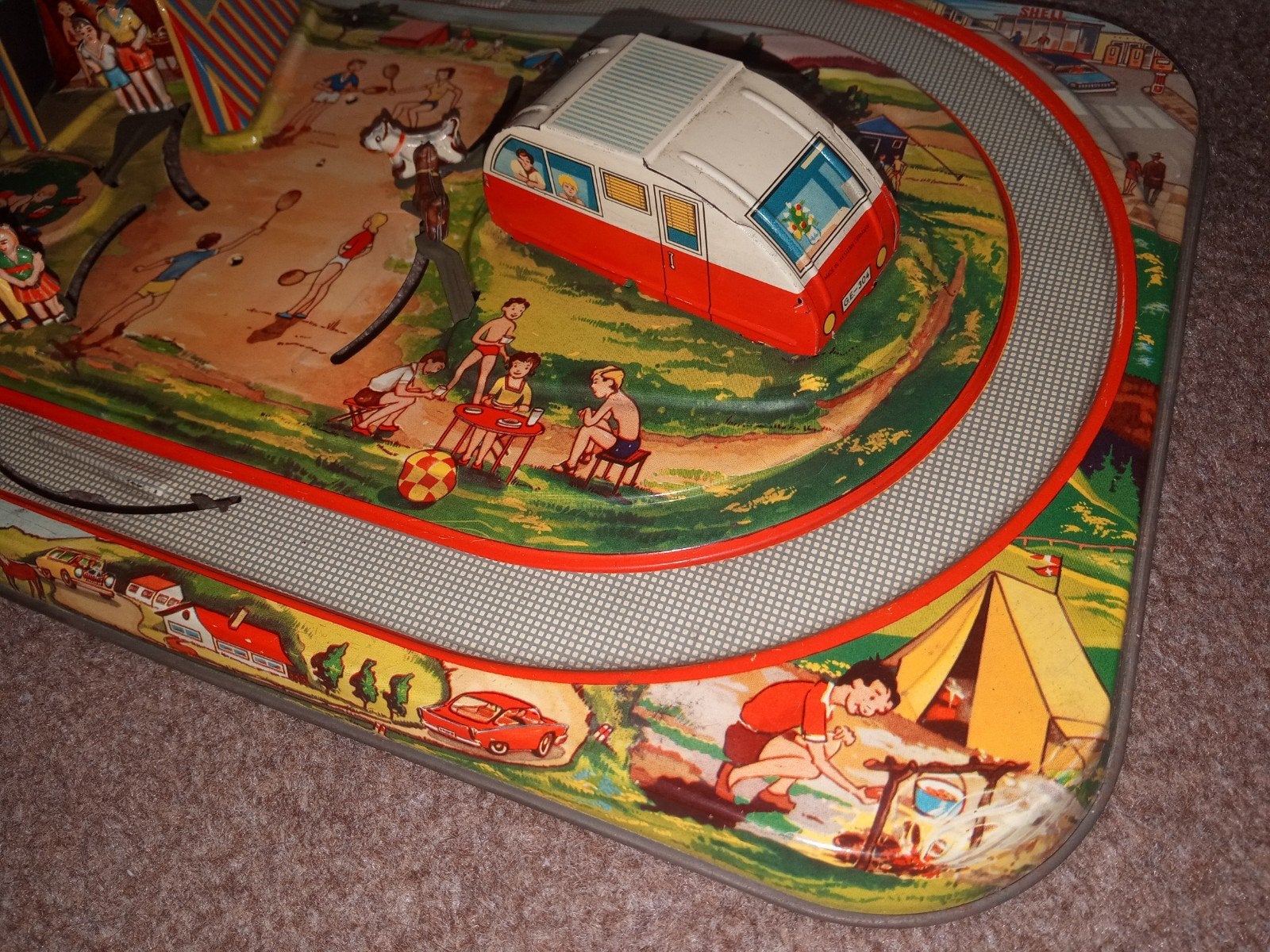 Vintage blikken speelgoedbaan met auto's en campingtafereel, Ophalen of Verzenden