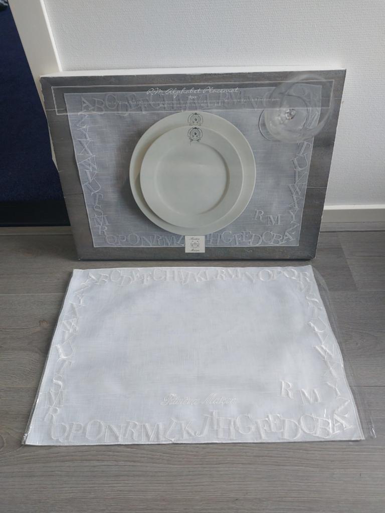 4 nieuwe Rivièra Maison alfabet placemats, Huis en Inrichting, Keuken | Textiel, Ophalen of Verzenden, Nieuw, Wit, Placemat