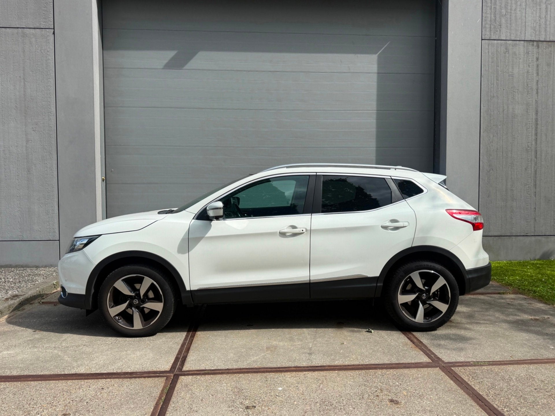 Nissan Qashqai 1.2 Connect Edition (PANORAMADAK, 360VIEW, NA, Voorwielaandrijving, Euro 5, Stof, Gebruikt