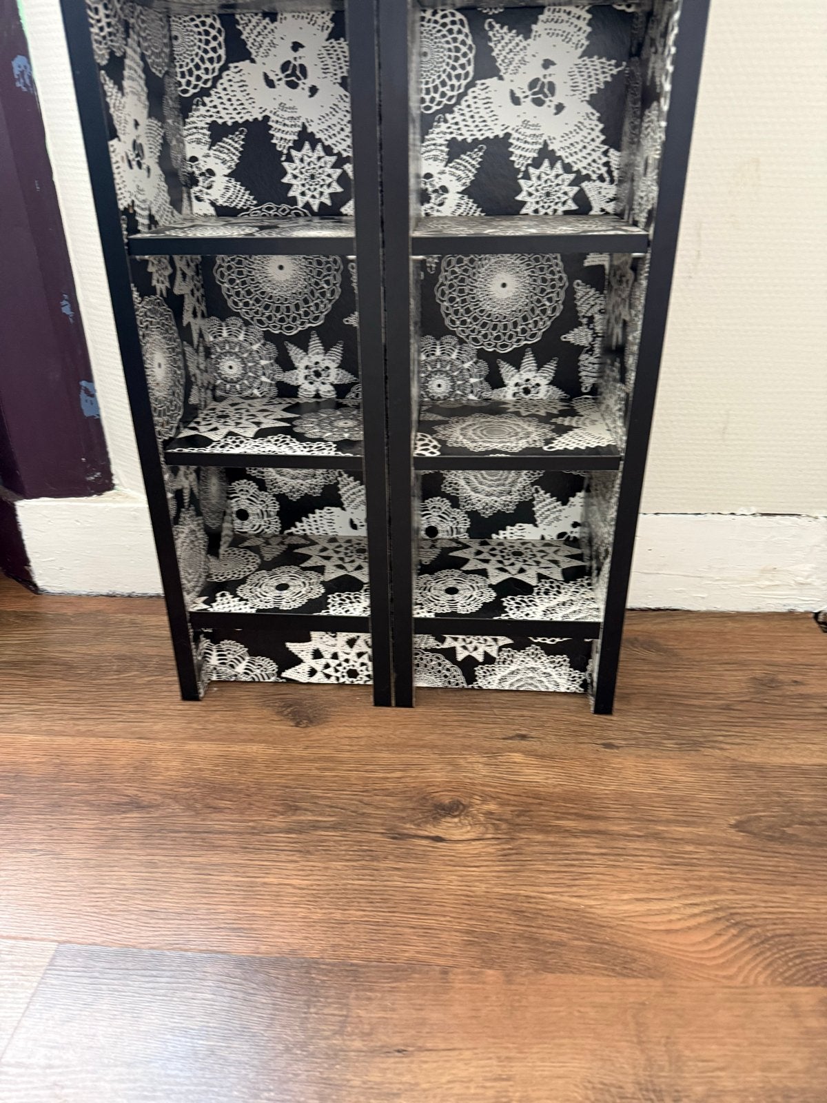 Smalle zwarte cd kasten met decoratieve achterwand, Ophalen, Met plank(en), Minder dan 50 cm, Gebruikt