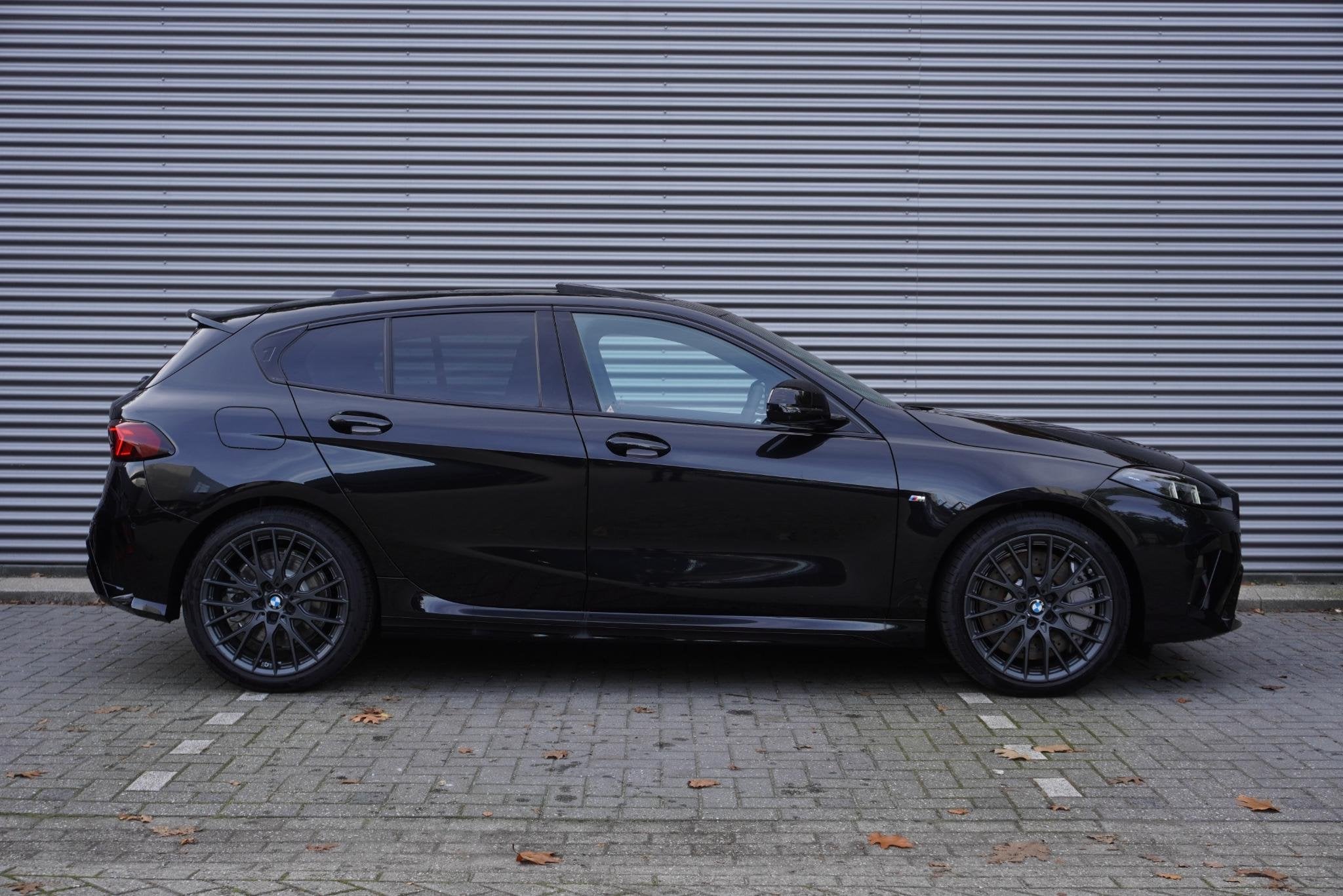 BMW 1 Serie 5-deurs 120 M Sportpakket Pro | Panoramadak elek, Auto's, BMW, Stof, Euro 6, Met garantie (alle), Zwart