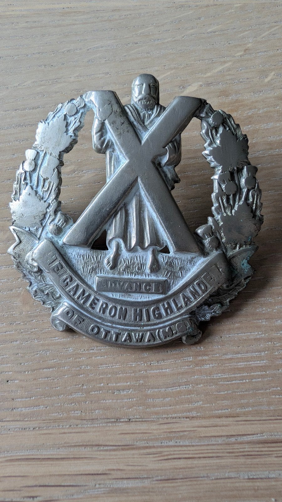 Originele Canadese WO2 Cap Badge – Cameron Highlanders, Verzamelen, Ophalen of Verzenden, Landmacht, Embleem of Badge
