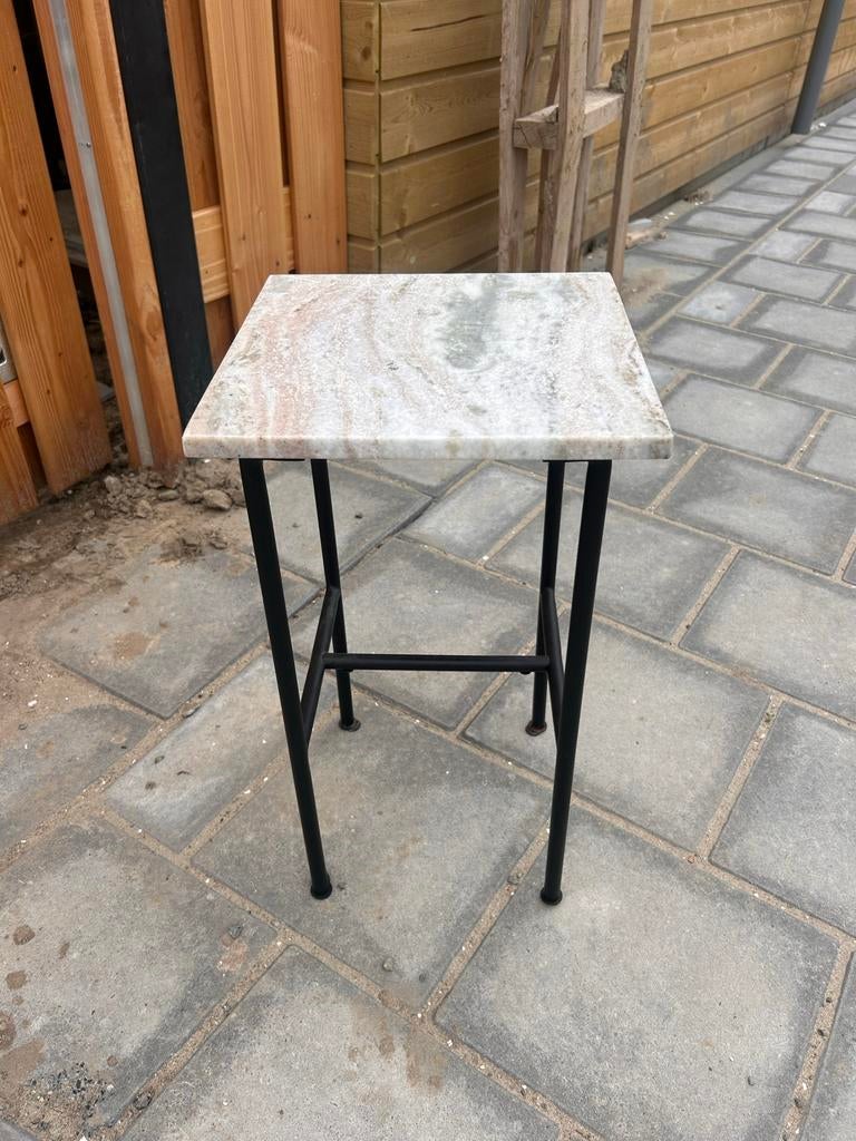 Zo goed als nieuwe marmeren bijzettafel, Overige materialen, Minder dan 55 cm, Vierkant, Zo goed als nieuw