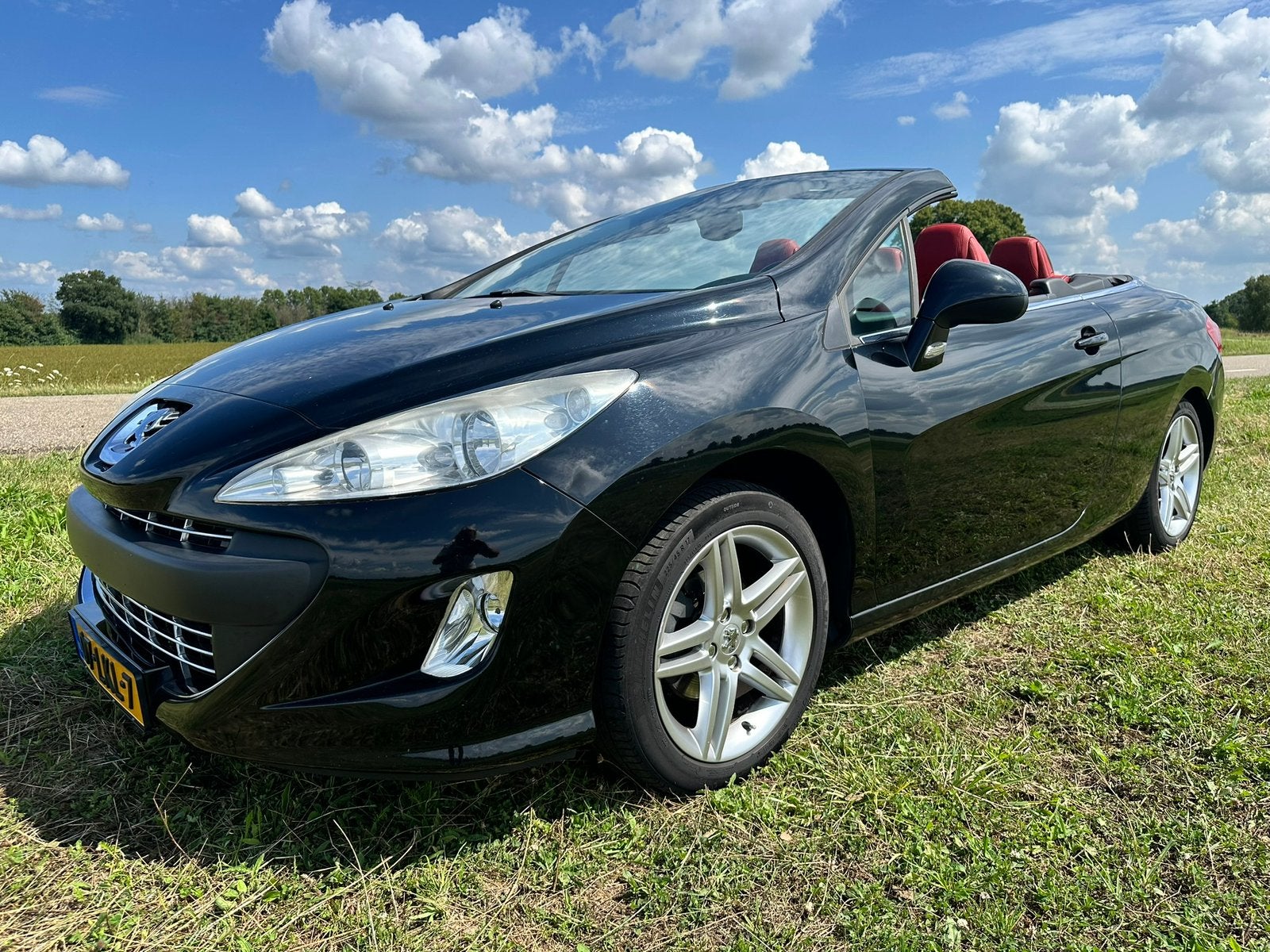 HELE MOOIE Peugeot 308 1.6 VTI CC cabriolet zwart rood leder, Auto's, Voorwielaandrijving, 4 cilinders, Cabriolet, 4 stoelen