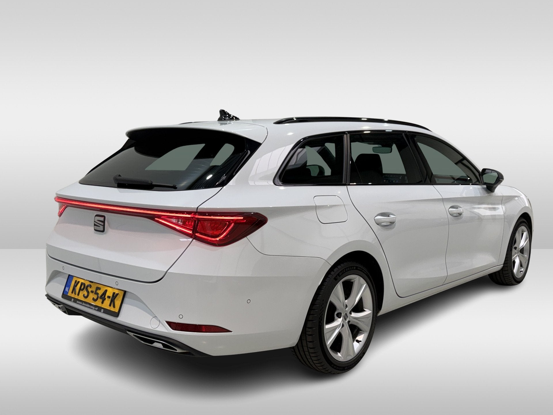SEAT Leon Sportstourer 1.0 eTSI 110pk DSG FR | Leder | Trekh, Auto's, Dealer onderhouden, Gebruikt, Euro 6, 700 kg