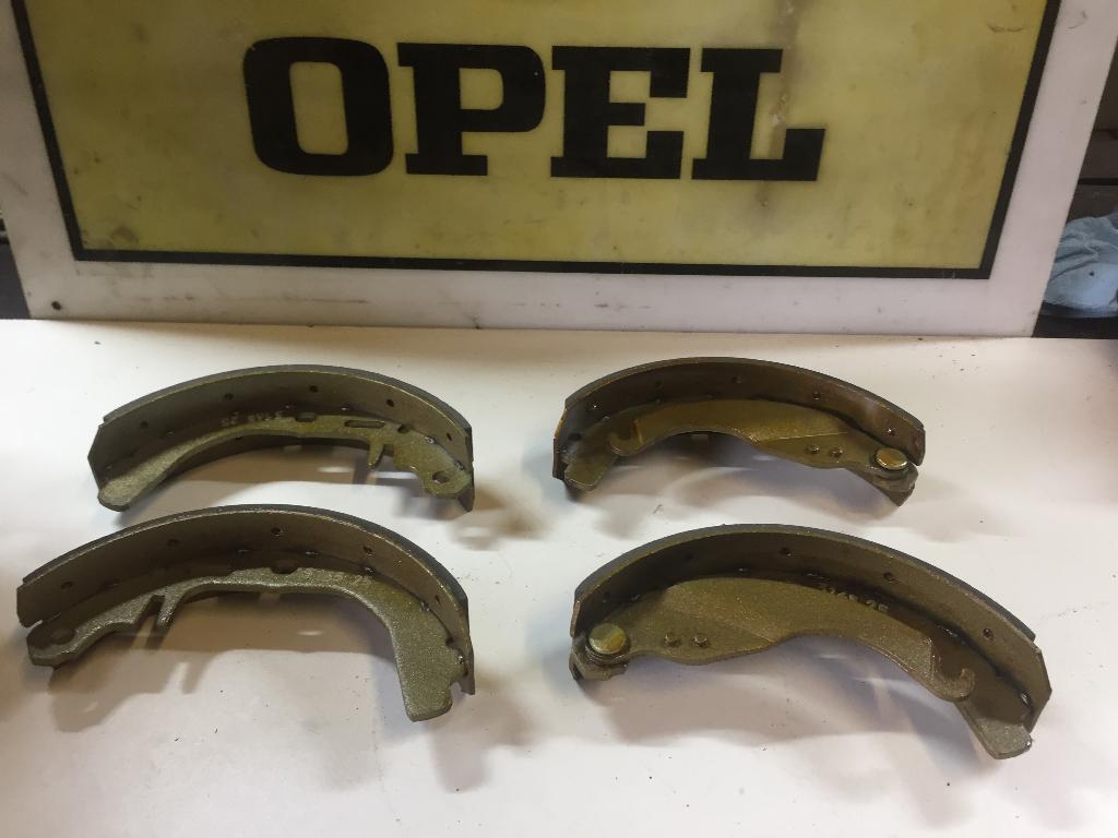Remschoenen set Opel Kadett D 1605478, Ophalen, Nieuw, Opel