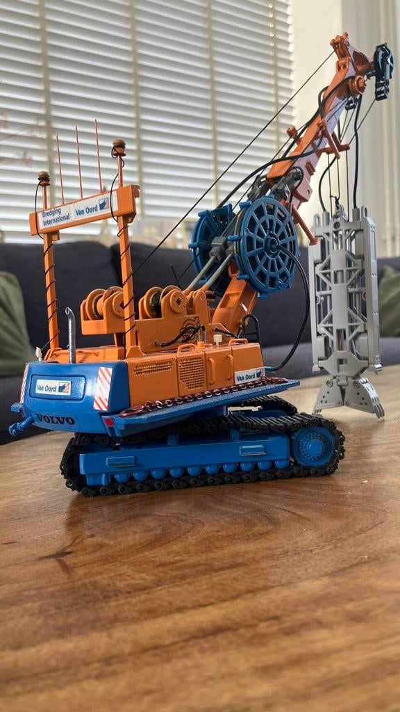 Van oord diepwandgrijper graafmachine kraan akerman volvo, Hobby en Vrije tijd, Modelauto's | 1:50, Ophalen of Verzenden, Zo goed als nieuw