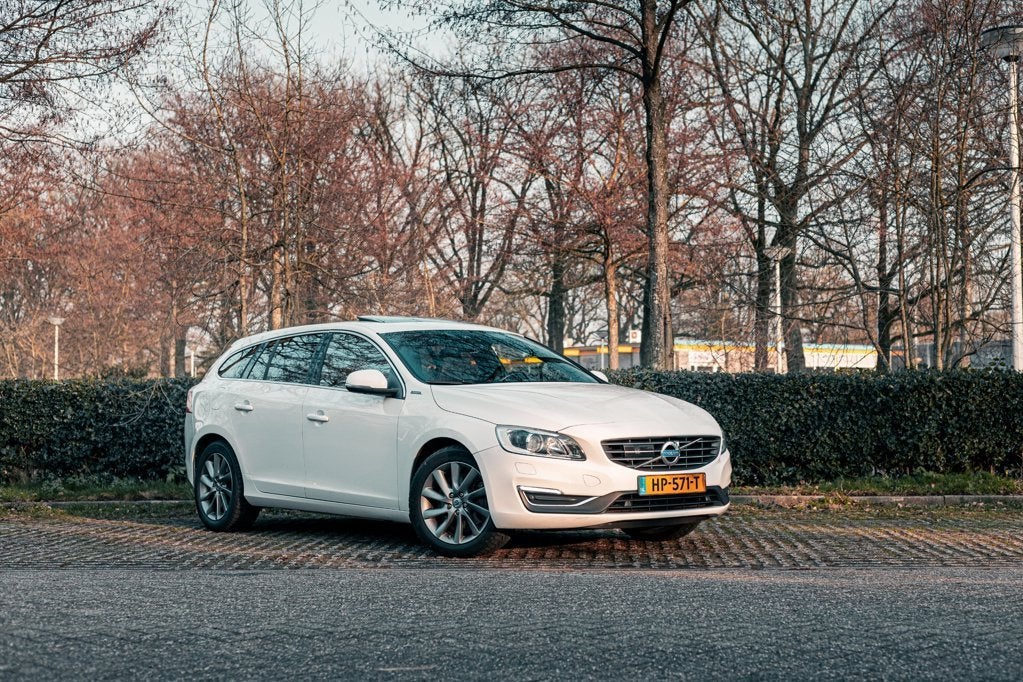 Volvo V60 2.4 D6 Twin Engine R-Design, Automaat, Wit, 1880 kg, 900 km