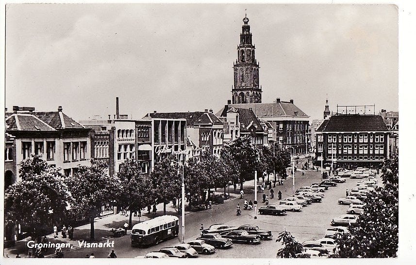 Groningen Vismarkt 1963. met veel geparkeerde auto's, Ophalen, 1960 tot 1980, Gelopen, Groningen