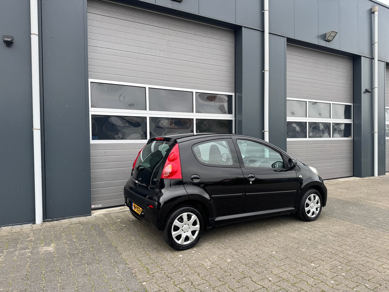Peugeot 107 1.0 12v XS | 5 deurs | Airco | apk 01/2027, Voorwielaandrijving, Stof, Zwart, Metallic lak