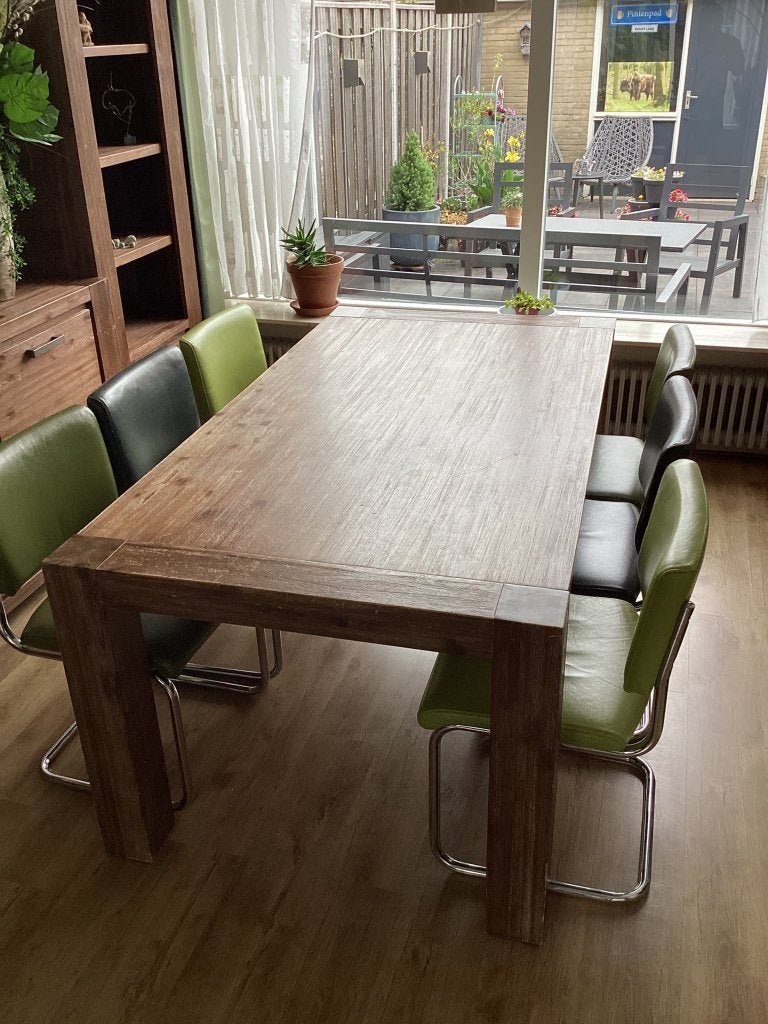 Uitschuifbare eettafel met 6 leren eetkamerstoelen