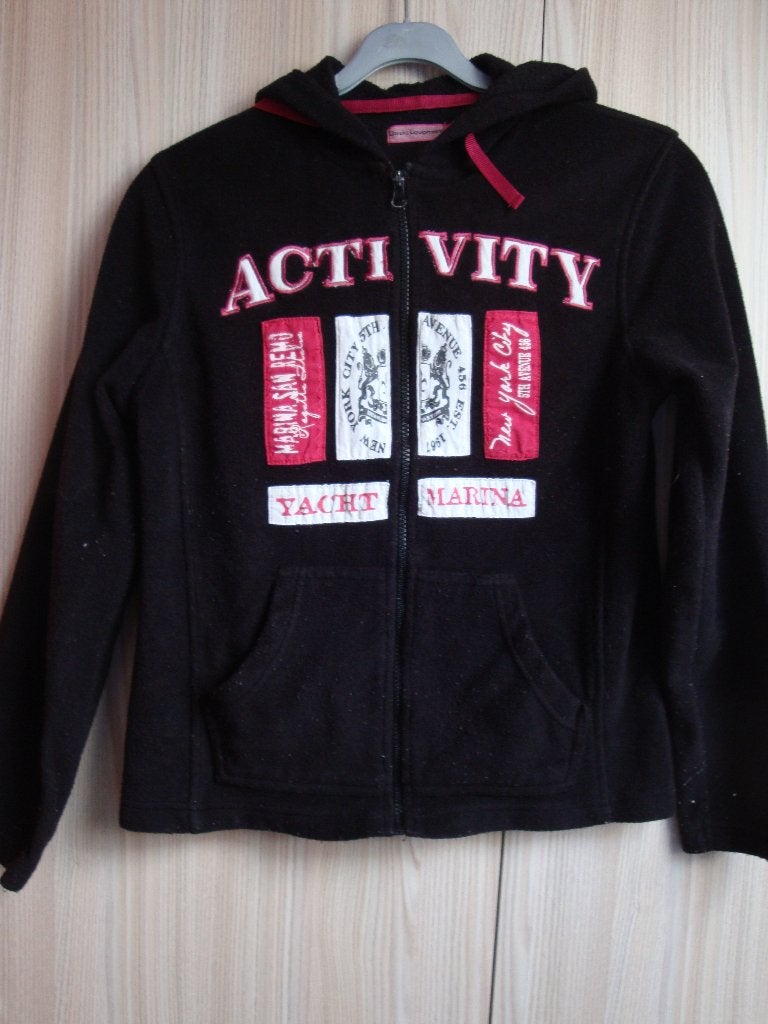 Zwart fleece hoody vest met rood witte applicaties. Maat M., Ophalen of Verzenden, Zo goed als nieuw, Maat 38/40 (M), Meerkleurig