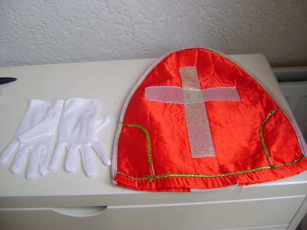 rode mijter en witte handschoenen 3/4 jaar, Diversen, Sinterklaas, Ophalen of Verzenden, Zo goed als nieuw