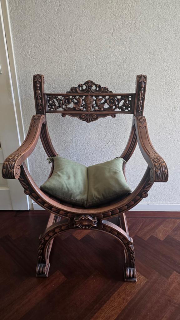 Antieke Savonarola stoel - prachtig houtsnijwerk, Antiek en Kunst, Antiek | Meubels | Stoelen en Banken, Ophalen