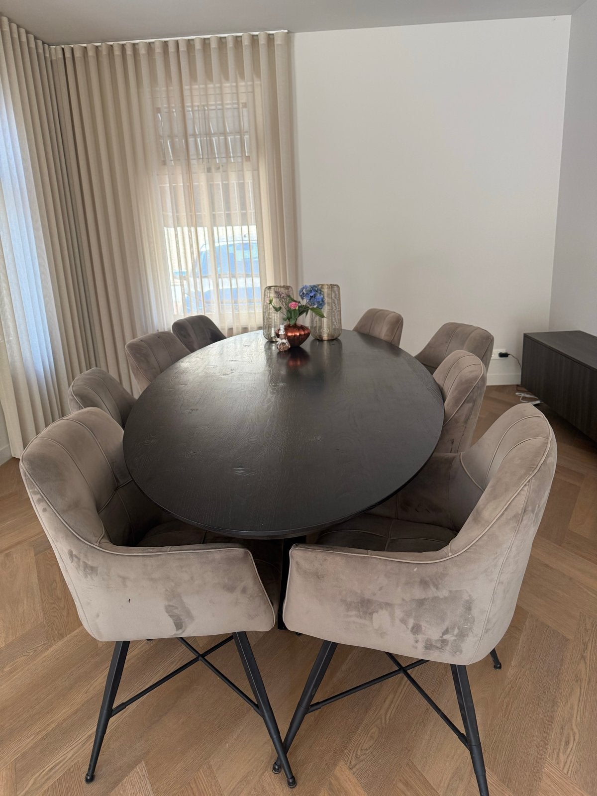 Zwarte ovale eettafel met 8 stoelen, Huis en Inrichting, Tafels | Eettafels, Ophalen, Gebruikt, 100 tot 150 cm, 200 cm of meer