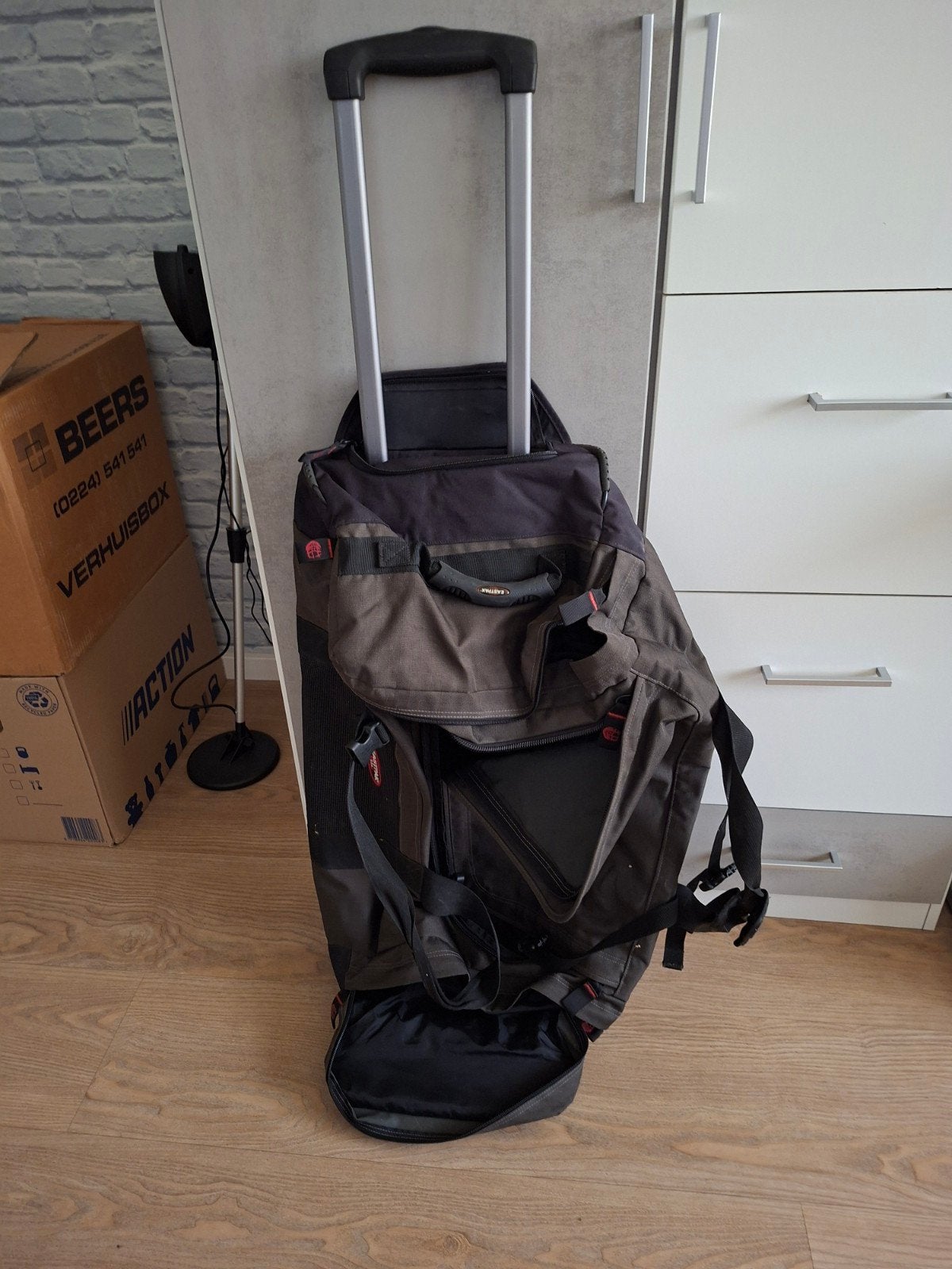 Eastpak reistas met wieltjes en uitschuifbare handgreep, Ophalen, Gebruikt, 55 tot 75 cm, Grijs