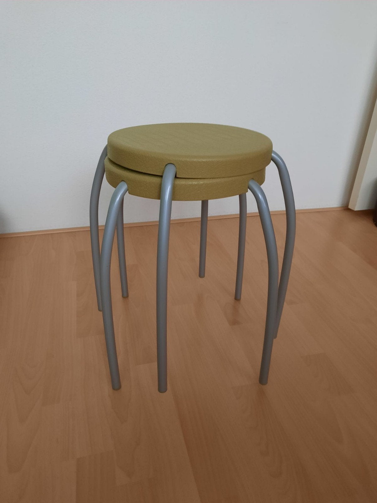 Set van 2 stapelbare krukjes - groen/grijs, Huis en Inrichting, Krukjes, Ophalen of Verzenden, Zo goed als nieuw, Kunststof