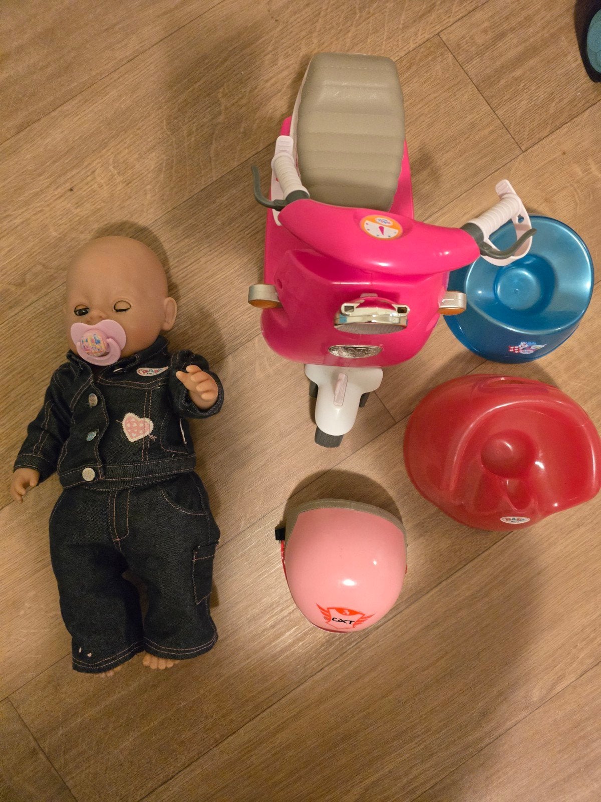 Baby Born pop met scooter, helm en potje, Kinderen en Baby's, Speelgoed | Poppen, Ophalen, Gebruikt, Babypop
