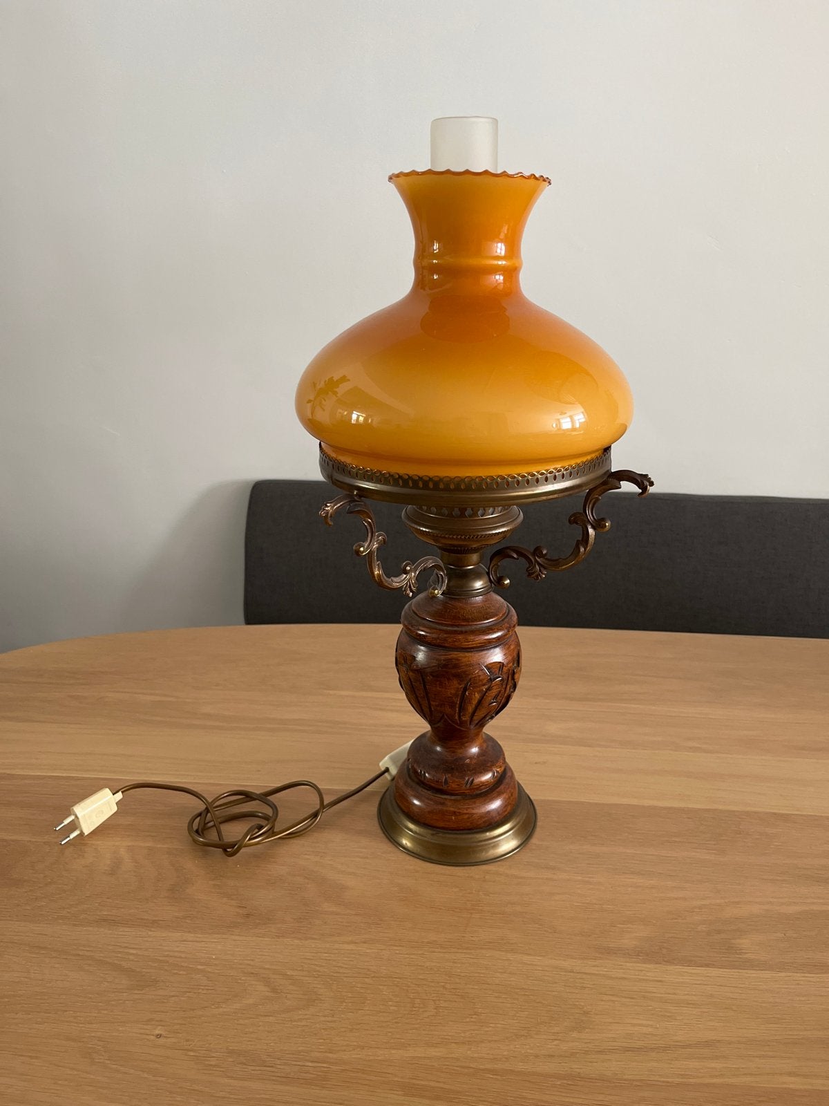 Vintage Tafellamp met Oranje Glazen Kap en Houten Voet, Antiek en Kunst, Antiek | Lampen, Ophalen