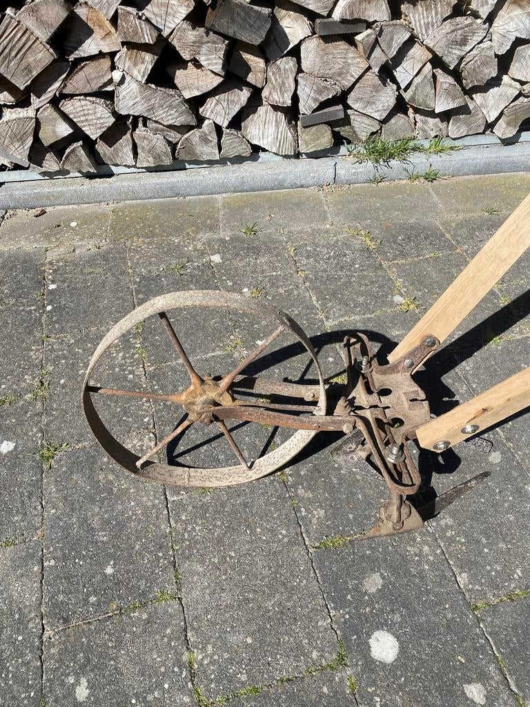 Antieke handploeg / zaaimachine - Decoratief tuingereedschap, Ophalen