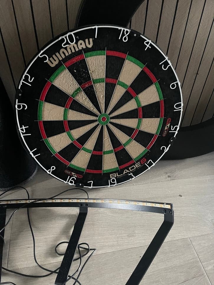 Winmau Blade6 Dartbord met Verlichting safety ring, Ophalen of Verzenden, Gebruikt, Dartbord