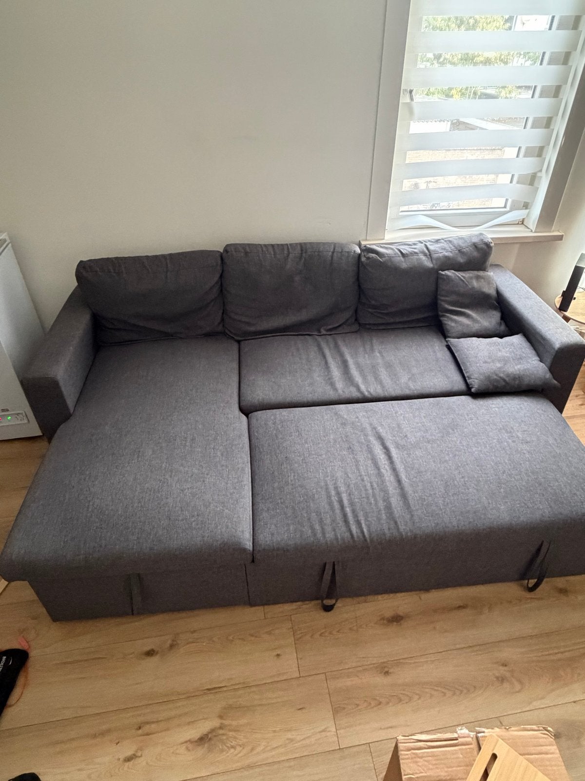 Foto 5 van Zo goed als nieuwe grijze slaapbank met opbergruimte