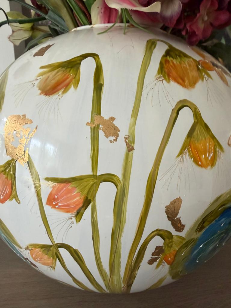 Handgeschilderde vaas met bladgoud en bloemen, Huis en Inrichting, Woonaccessoires | Vazen, Ophalen, Zo goed als nieuw