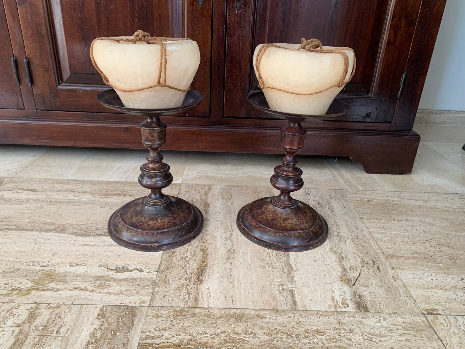 Brocante kandelaars 2x met kaars 46 cm hoog/breed 20 cm., Ophalen of Verzenden, Overige materialen