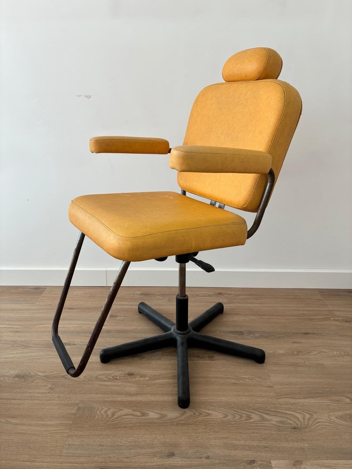 Original vintage barber's chair, Huis en Inrichting, Ophalen of Verzenden, Gebruikt, Oranje