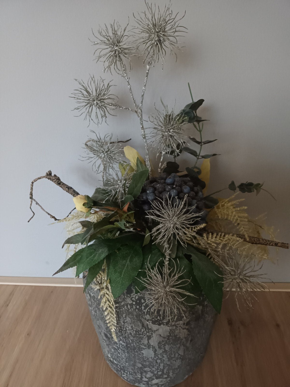 Kunstbloemarrangement met blauwe bessen en distels H70cm, Ophalen