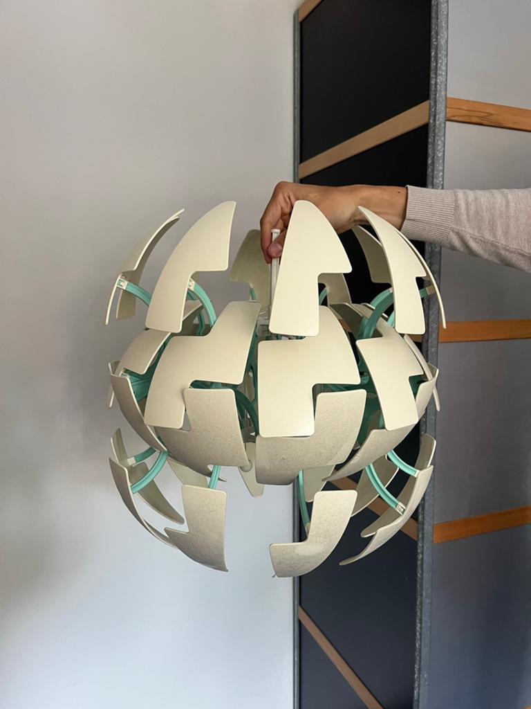 Bolvormige hanglamp - Modern design IKEA, Huis en Inrichting, Lampen | Hanglampen, Ophalen, Zo goed als nieuw, Kunststof, Minder dan 50 cm