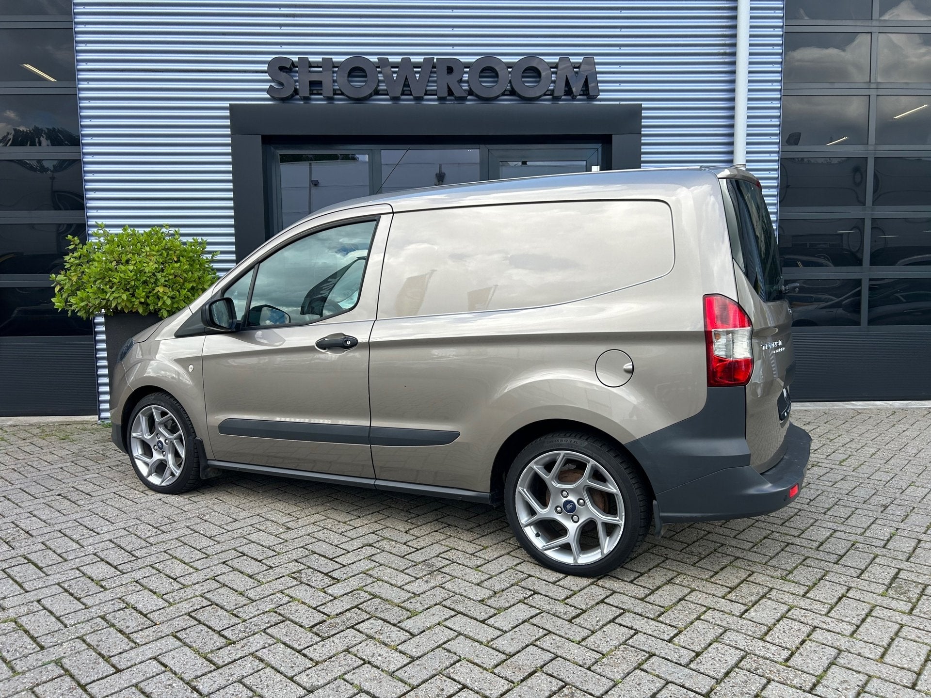 Ford Transit Courier 1.0 Trend AIRCO|ST-VELGEN 17 INCH, Voorwielaandrijving, Stof, Gebruikt, 100 pk