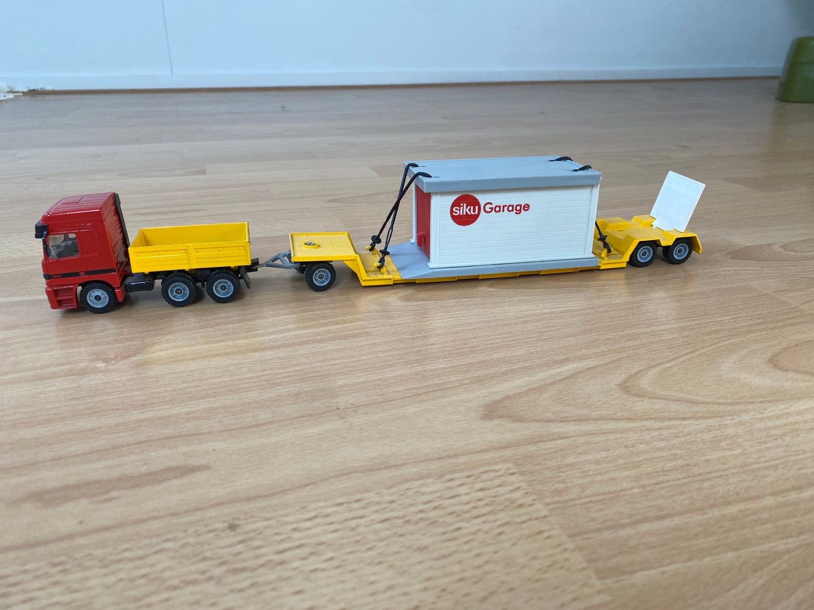 Siku 3724 – Garagentransporter Mercedes Actros, Ophalen of Verzenden, Zo goed als nieuw, Bus of Vrachtwagen