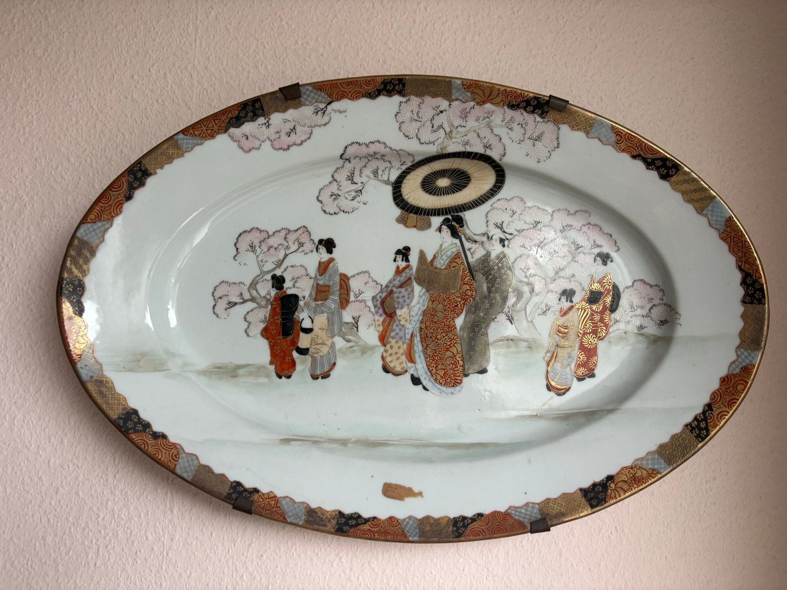 Antieke Japanse Imari schaal met figuren en kersenbloesem, Ophalen of Verzenden